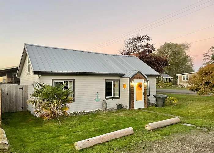 Waddle On Inn- Hot Tub, Pet Friendly, Fully Fenced, 5 Blocks To Beach!