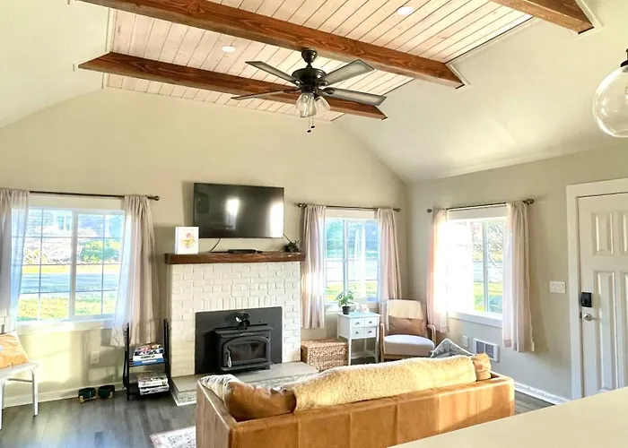 Waddle On Inn- Hot Tub, Pet Friendly, Fully Fenced, 5 Blocks To Beach!