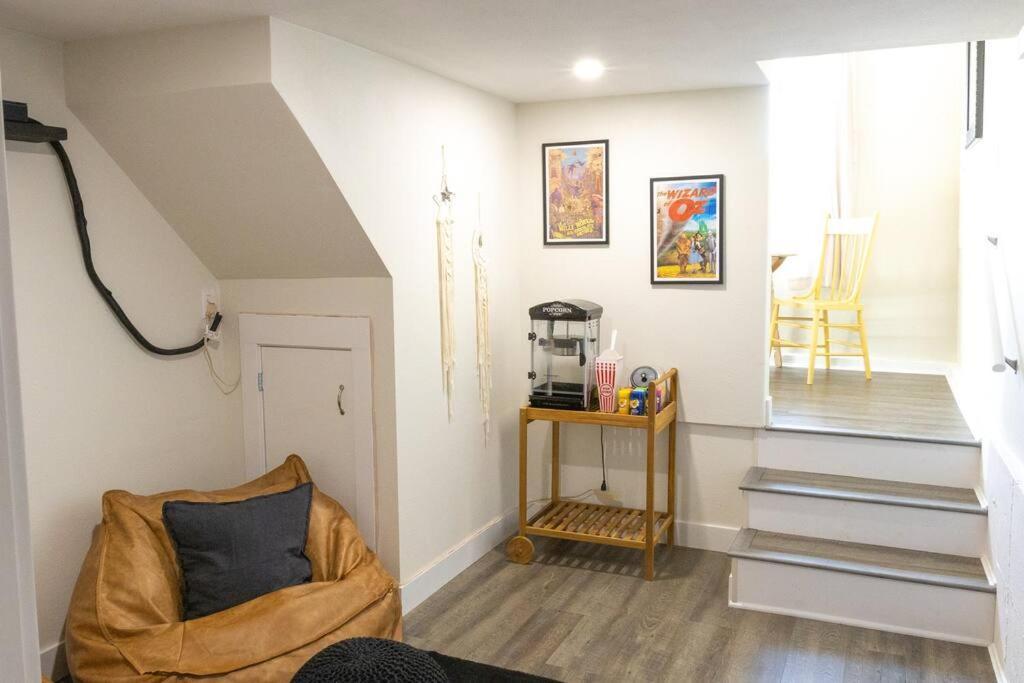 Waddle On Inn- Hot Tub, Pet Friendly, Fully Fenced, 5 Blocks To Beach! Holiday home