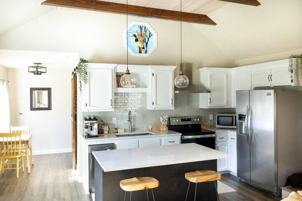 Holiday home Waddle On Inn- Hot Tub, Pet Friendly, Fully Fenced, 5 Blocks To Beach! *