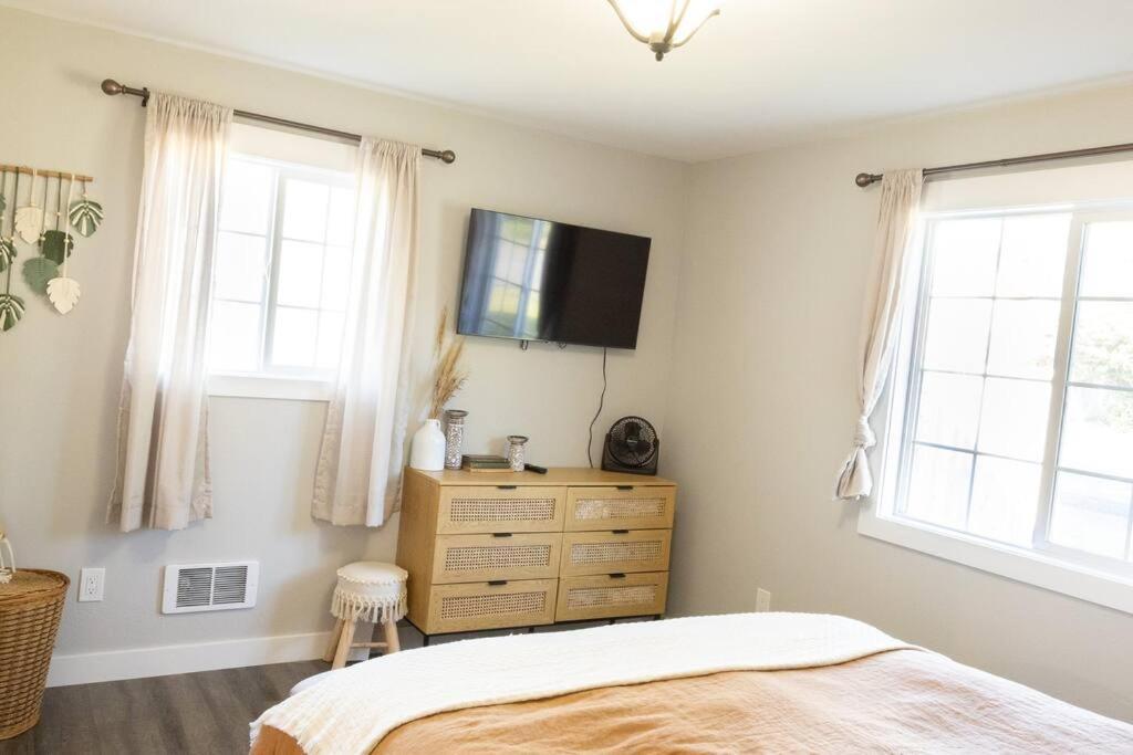 Waddle On Inn- Hot Tub, Pet Friendly, Fully Fenced, 5 Blocks To Beach! Holiday home *