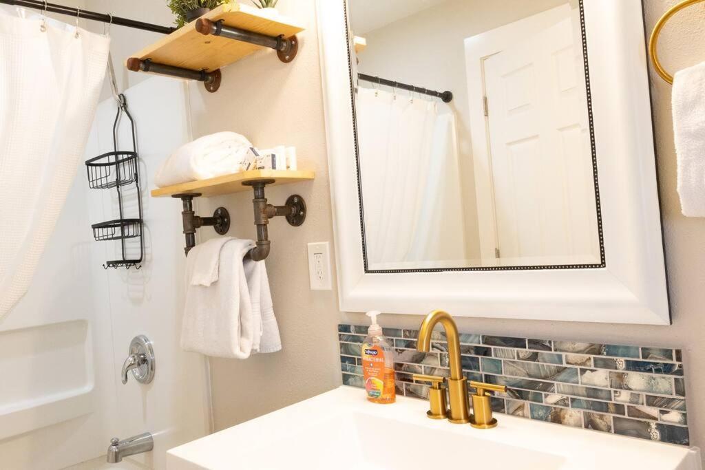 Holiday home Waddle On Inn- Hot Tub, Pet Friendly, Fully Fenced, 5 Blocks To Beach!