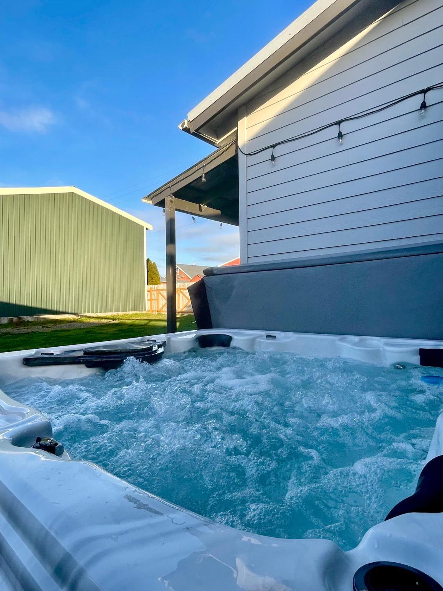 Waddle On Inn- Hot Tub, Pet Friendly, Fully Fenced, 5 Blocks To Beach! Holiday home